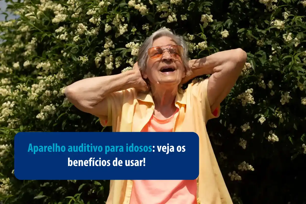 Idosa sorrindo ao ar livre, destacando a importância do aparelho auditivo para idosos.