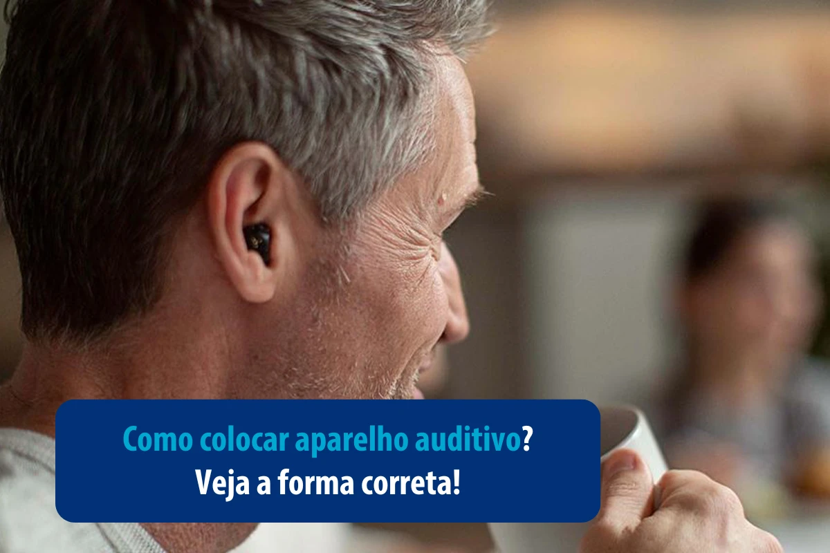 Homem usando aparelho auditivo Microsom. Como colocar aparelho auditivo.