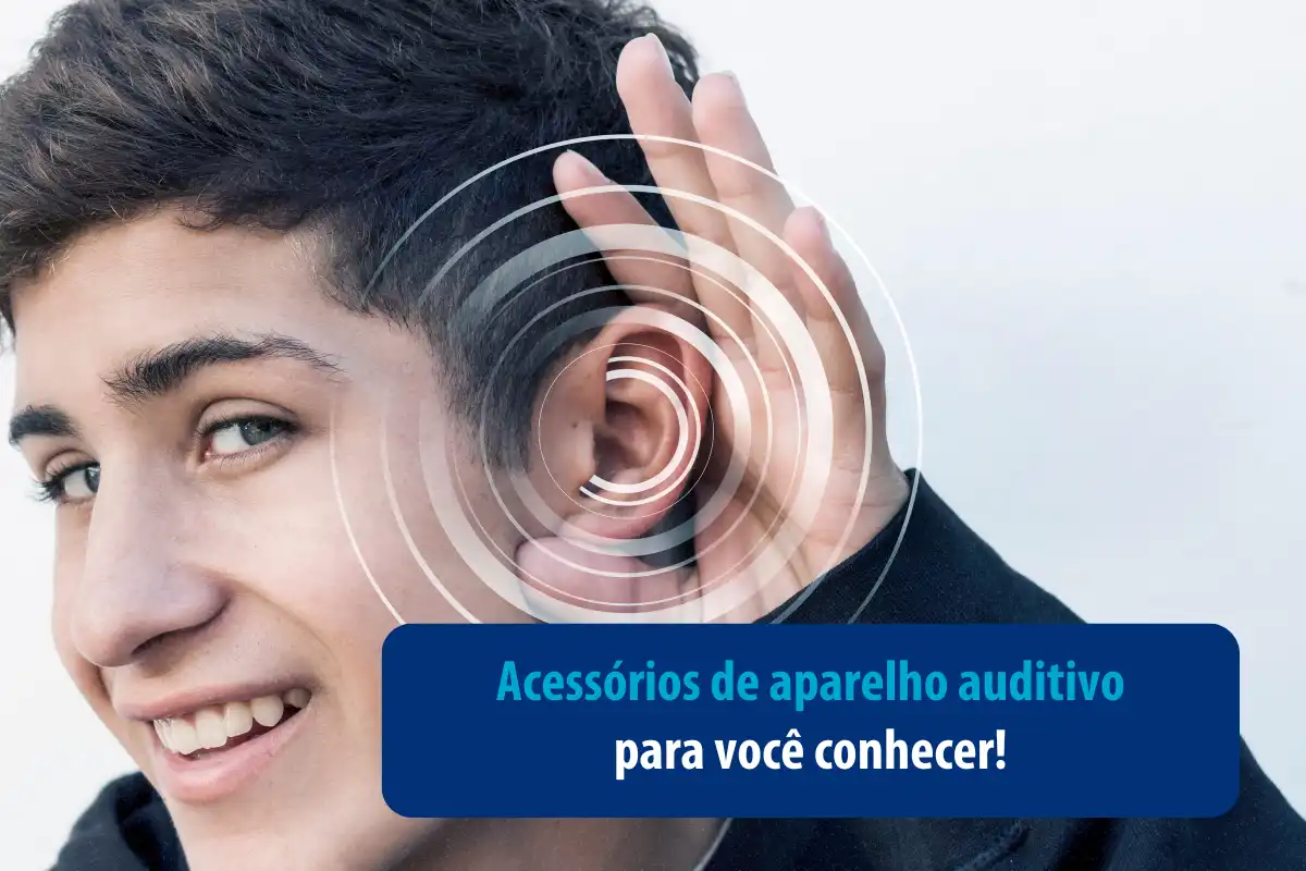 Jovem sorrindo enquanto faz gesto de ouvir. Retângulo azul com frase sobre acessório de aparelho auditivo.