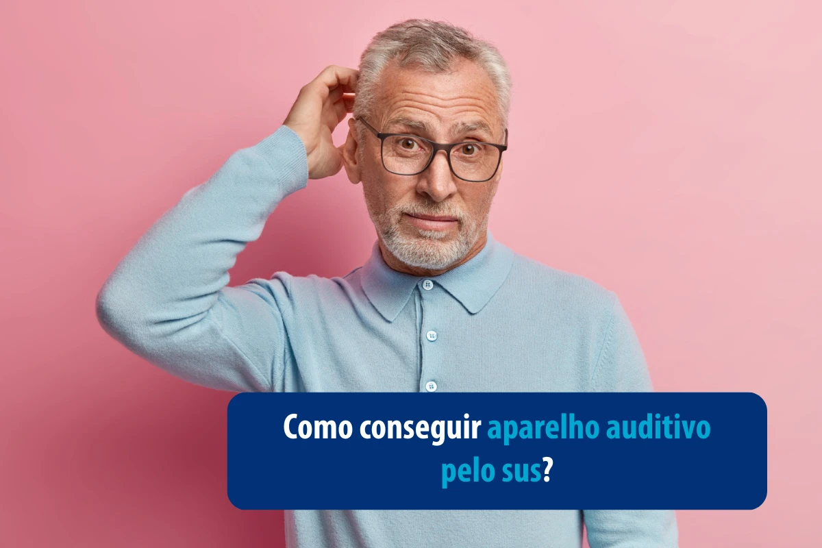 Homem com cabelo grisalho e óculos em fundo rosa. Texto em azul e branco dizendo como conseguir aparelho auditivo pelo SUS.