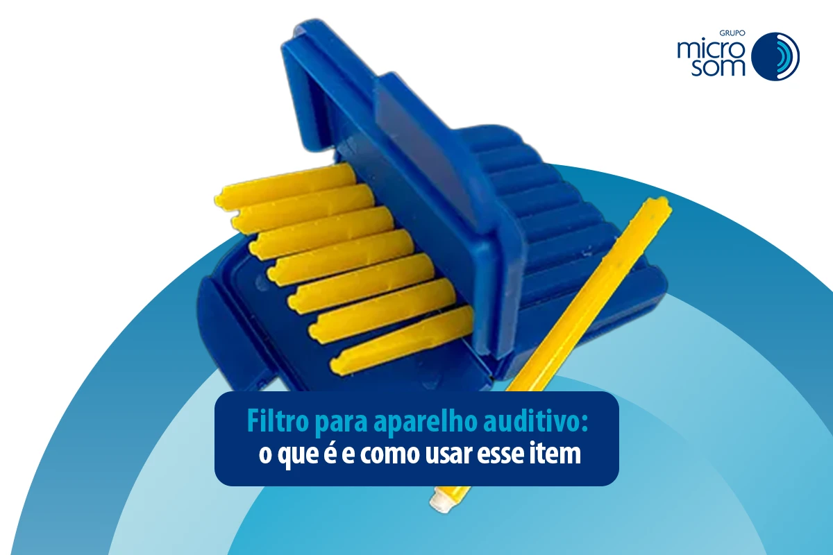 Pequena caixa plástica azul contendo filtros para aparelho auditivo.