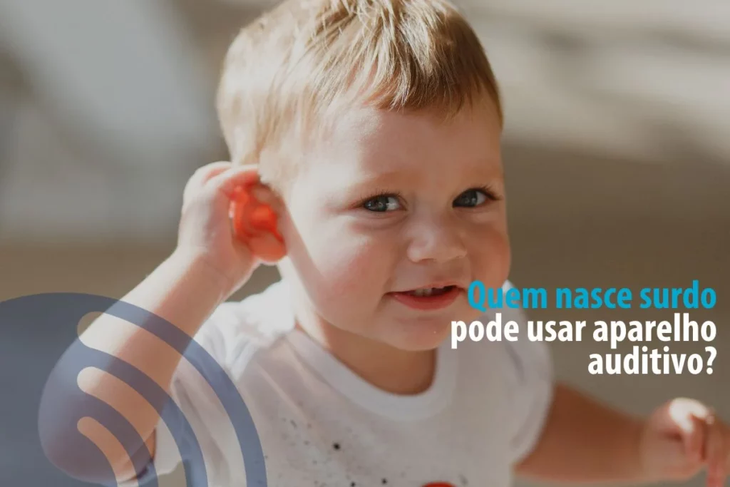 Criança loira com expressão curiosa tocando a orelha, texto sobre quem nasce surdo pode usar aparelho auditivo