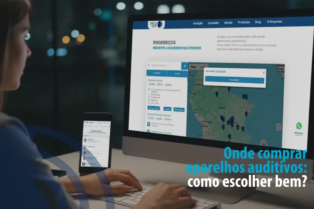 Pessoa usando computador e celular para buscar onde comprar aparelhos auditivos com mapa de localização no monitor